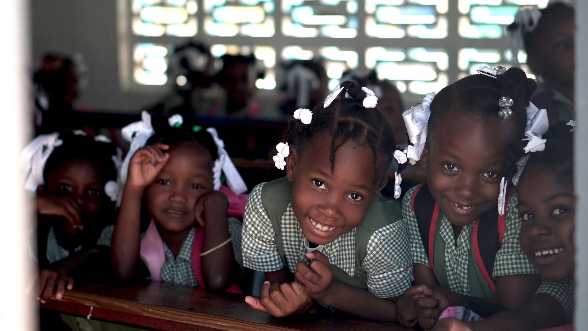 Enfants attente de cahiers stylos