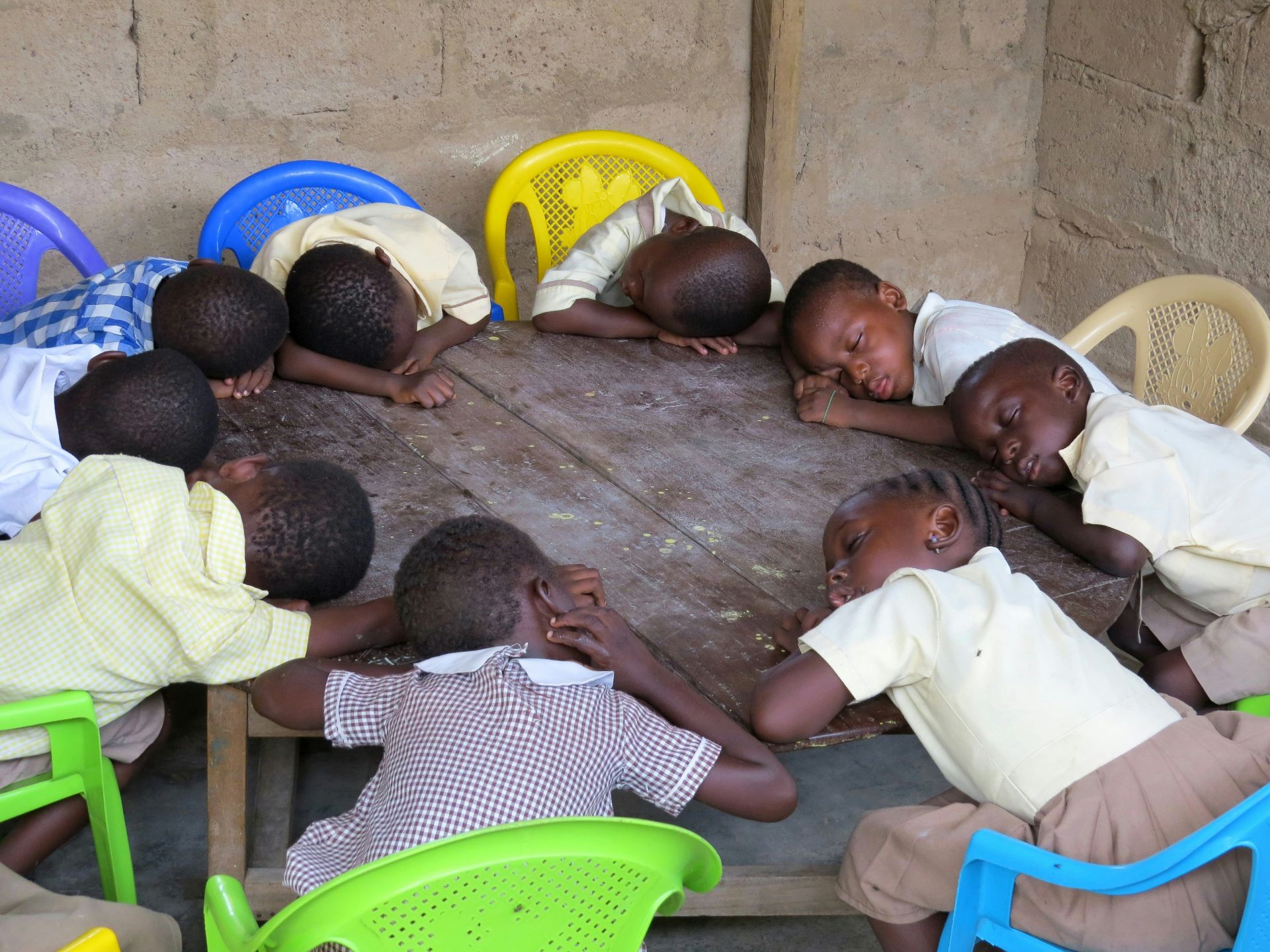 Enfants sieste à l'école Enfants sieste à l'école